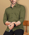 Men Regular Fit Solid Spread Collar Casual Shirt